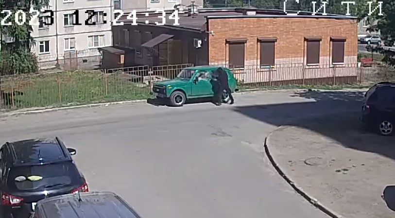 Неизвестный среди белого дня разбил стекла машины в Петрозаводске