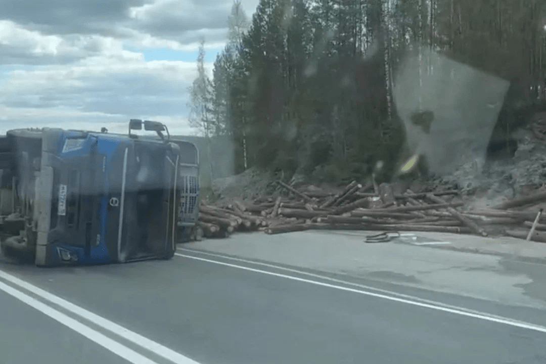 Груженый лесовоз перевернулся в Медвежьегорском районе