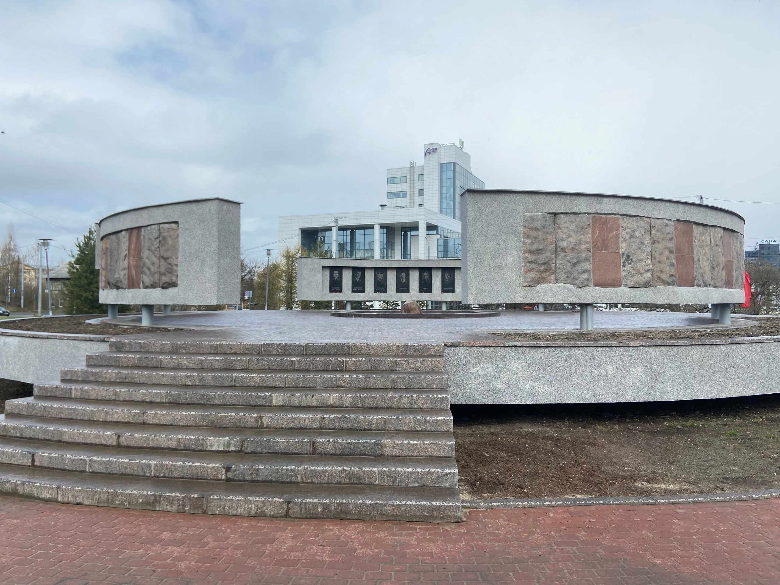 Подрядчик устраняет нарушения, выявленные при реконструкции Галереи героев Советского союза