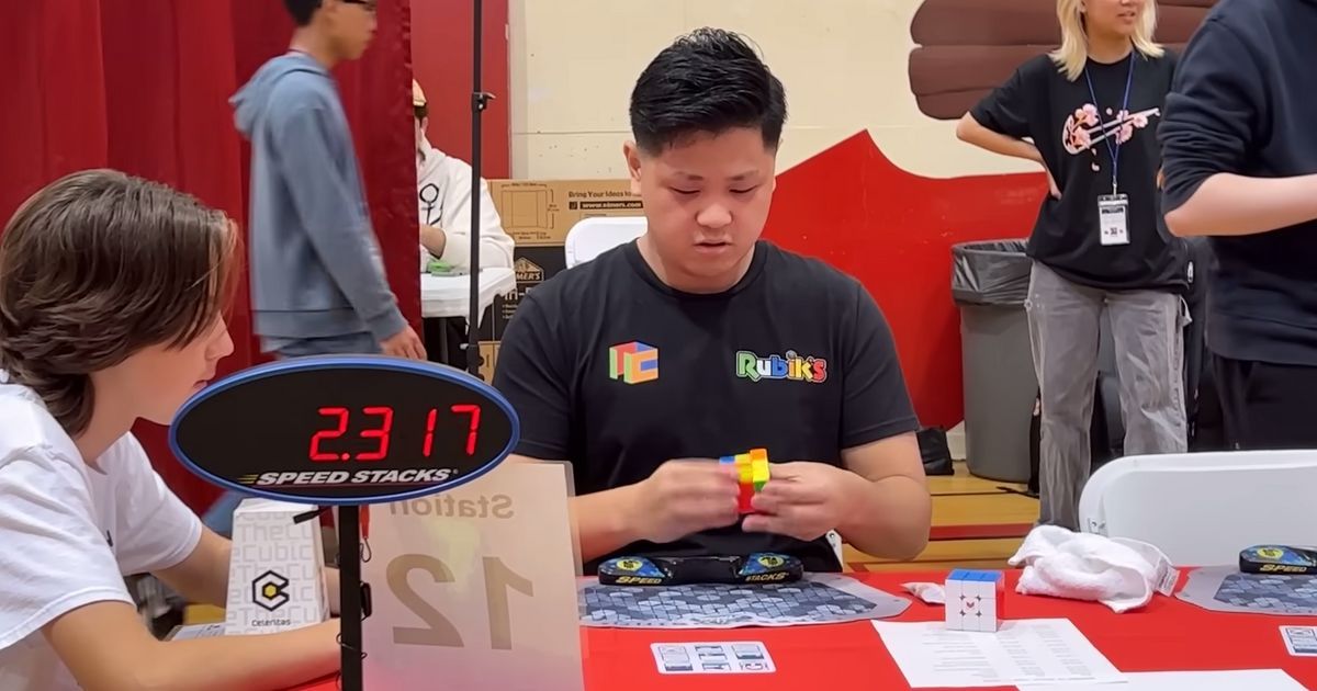 21-летний американец с аутизмом побил рекорд по сборке кубика Рубика