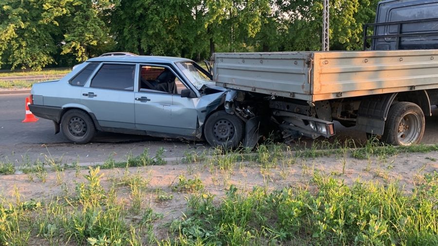 Легковушка заехала под грузовик в Петрозаводске