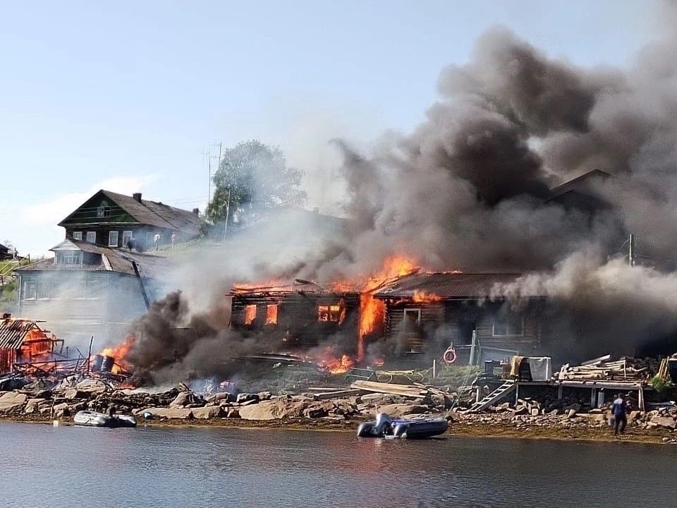 Три жилых дома и хозпостройки горели в Кемском районе накануне