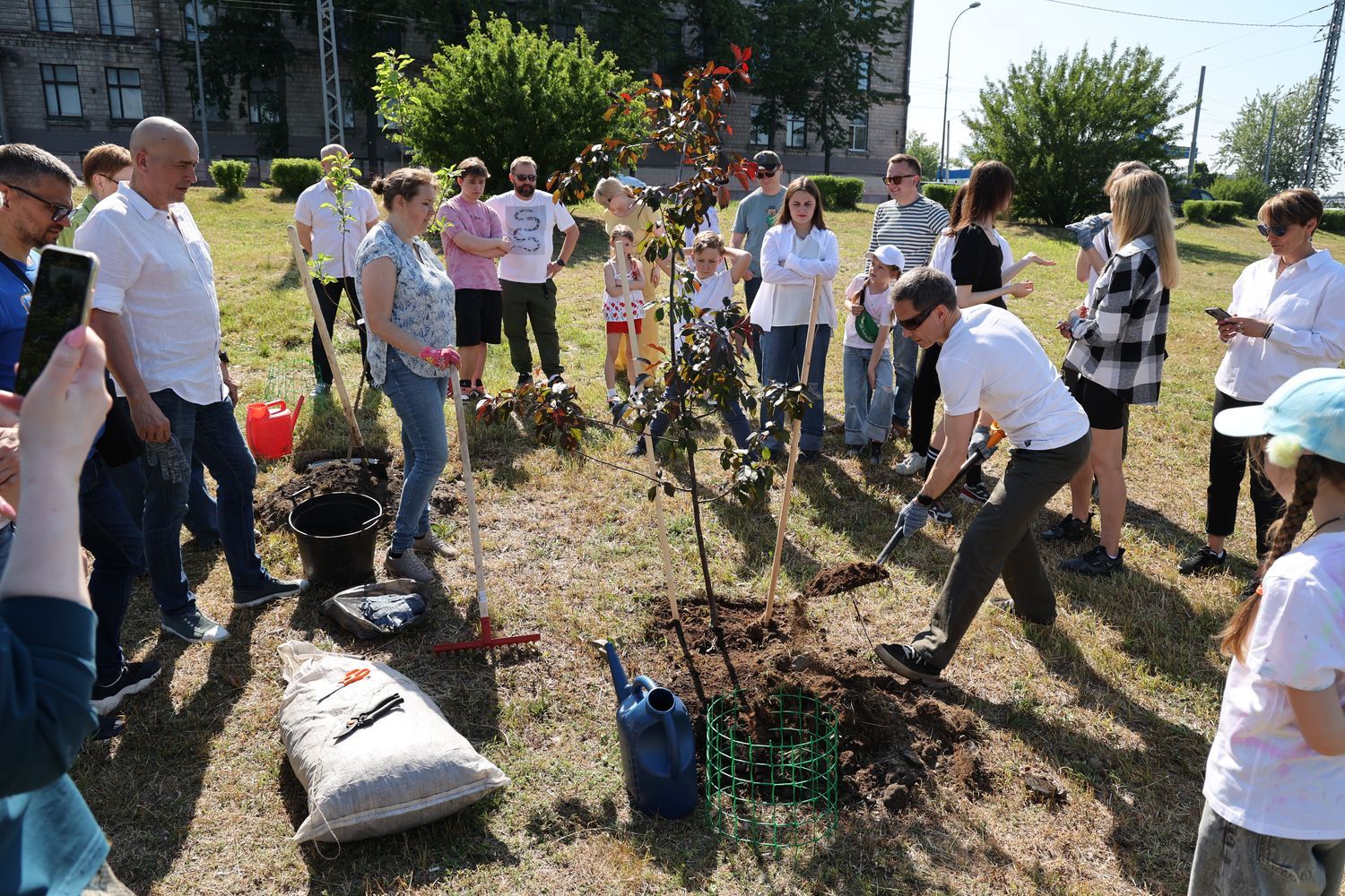 В Петрозаводске посадили яблоневый Анечкин сад