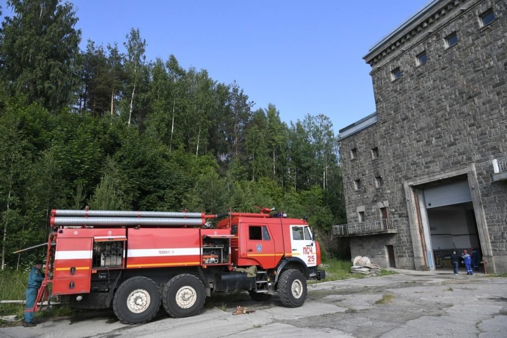 Спасатели тушили пожар на Кондопожской ГЭС