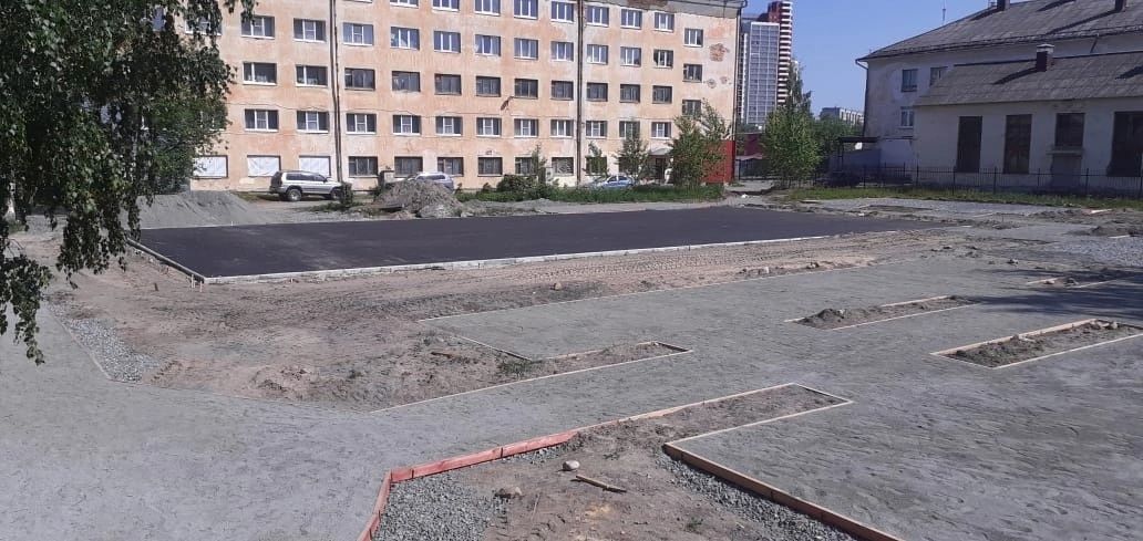 Во дворе на Перевалке обустраивают спортивную площадку для игр и занятий физкультурой