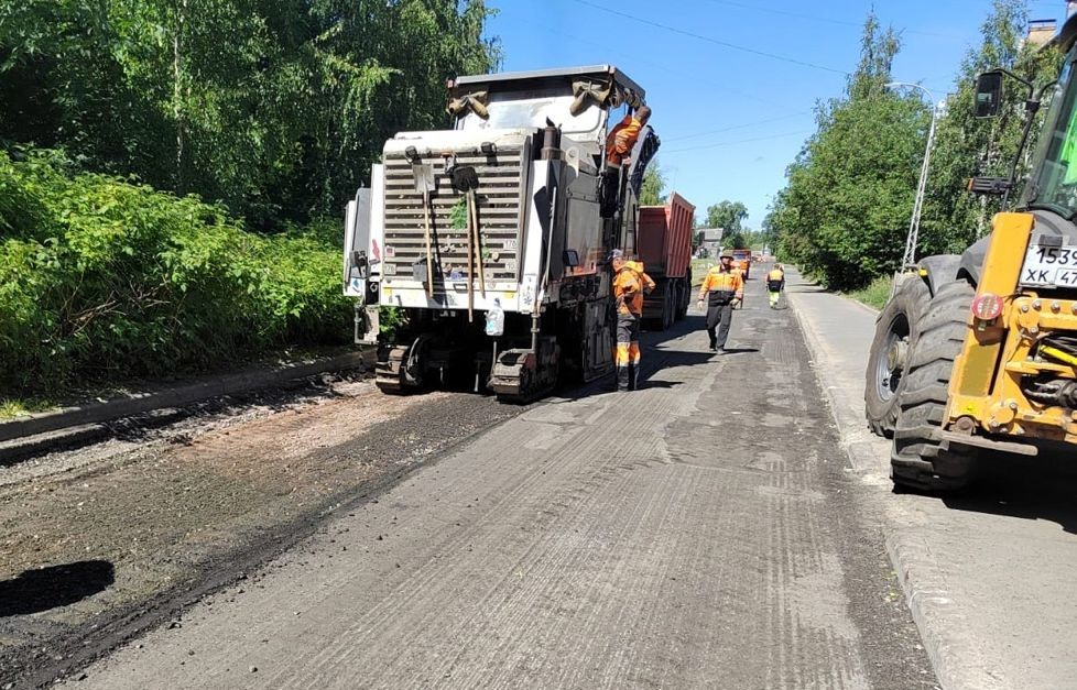 В Петрозаводске на улице Льва Толстого ремонтируют асфальт, а на других устанавливают бордюры