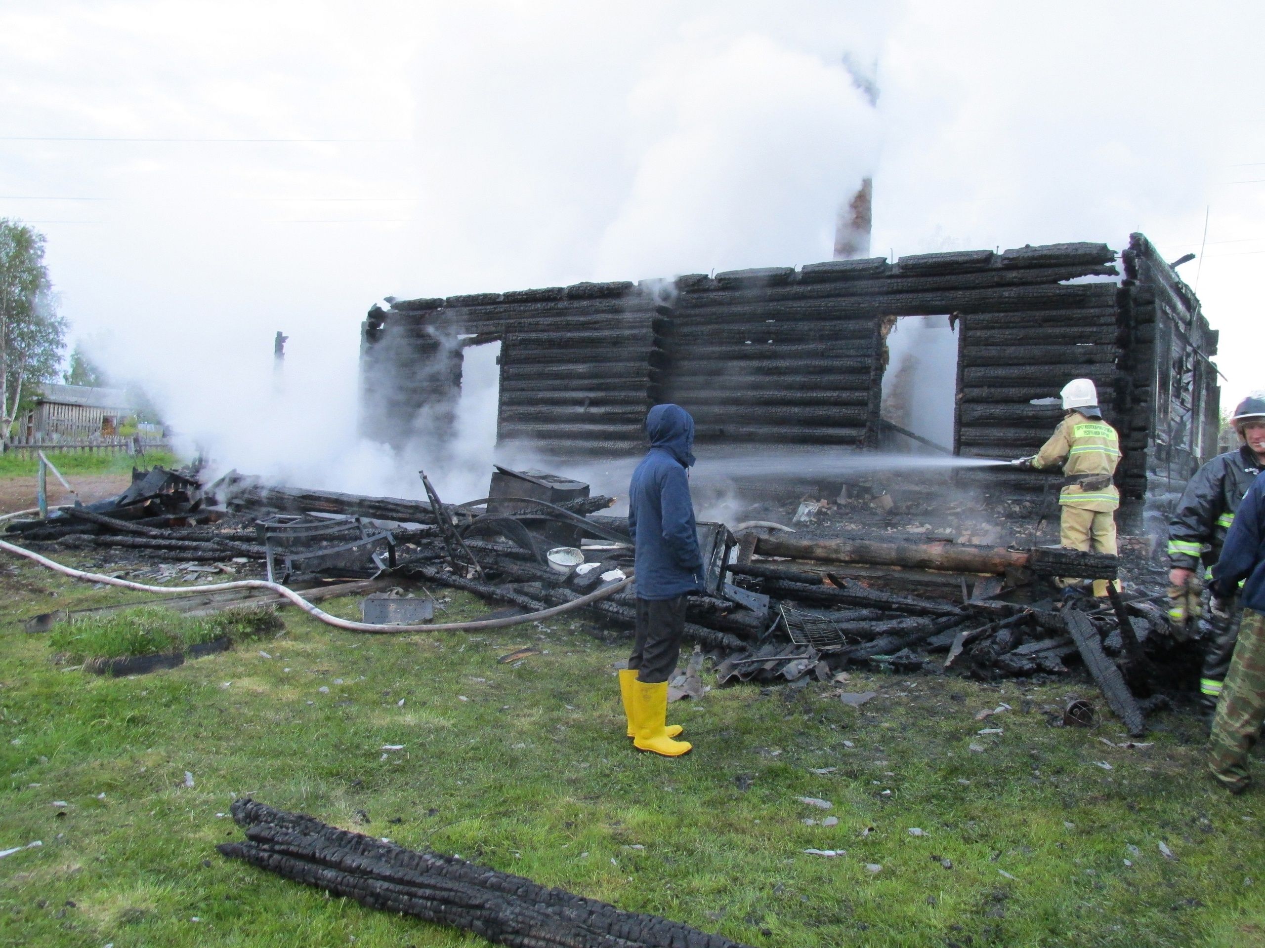 Опубликованы подробности и фотографии страшного пожара в Лоухском районе, в котором погибли мать и сын