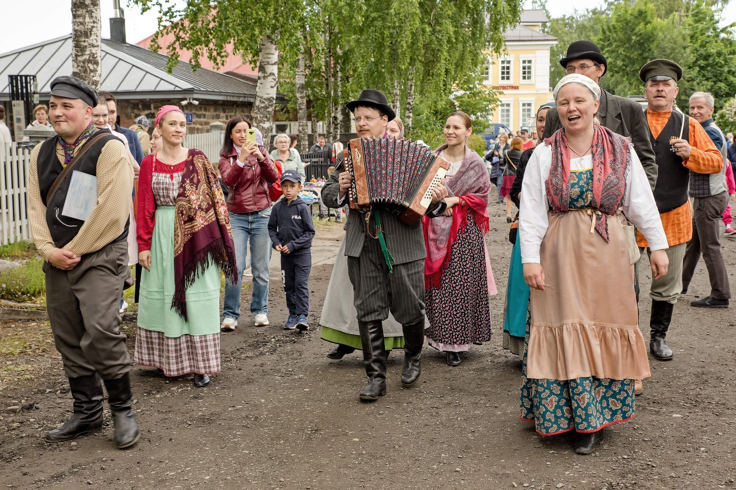 Иллюзии, танцы, шашлыки. Фоторепортаж Сергея Сыродоева со Дня рождения Петрозаводска