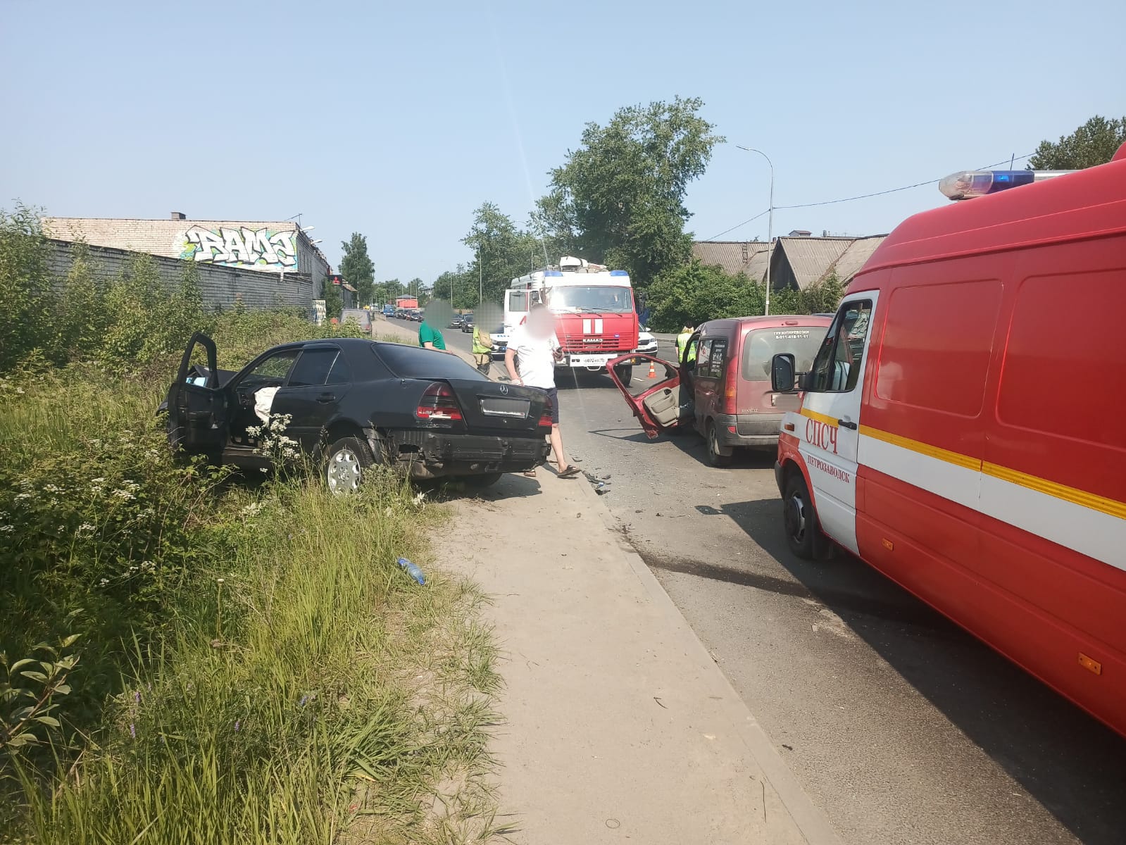 В Петрозаводске в столкновении с «Мерседесом» пострадал водитель «Рено»