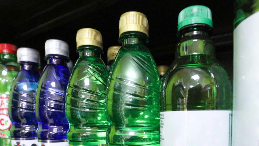 «Известия»: в России могут запретить цветные пластиковые бутылки к 2024 году