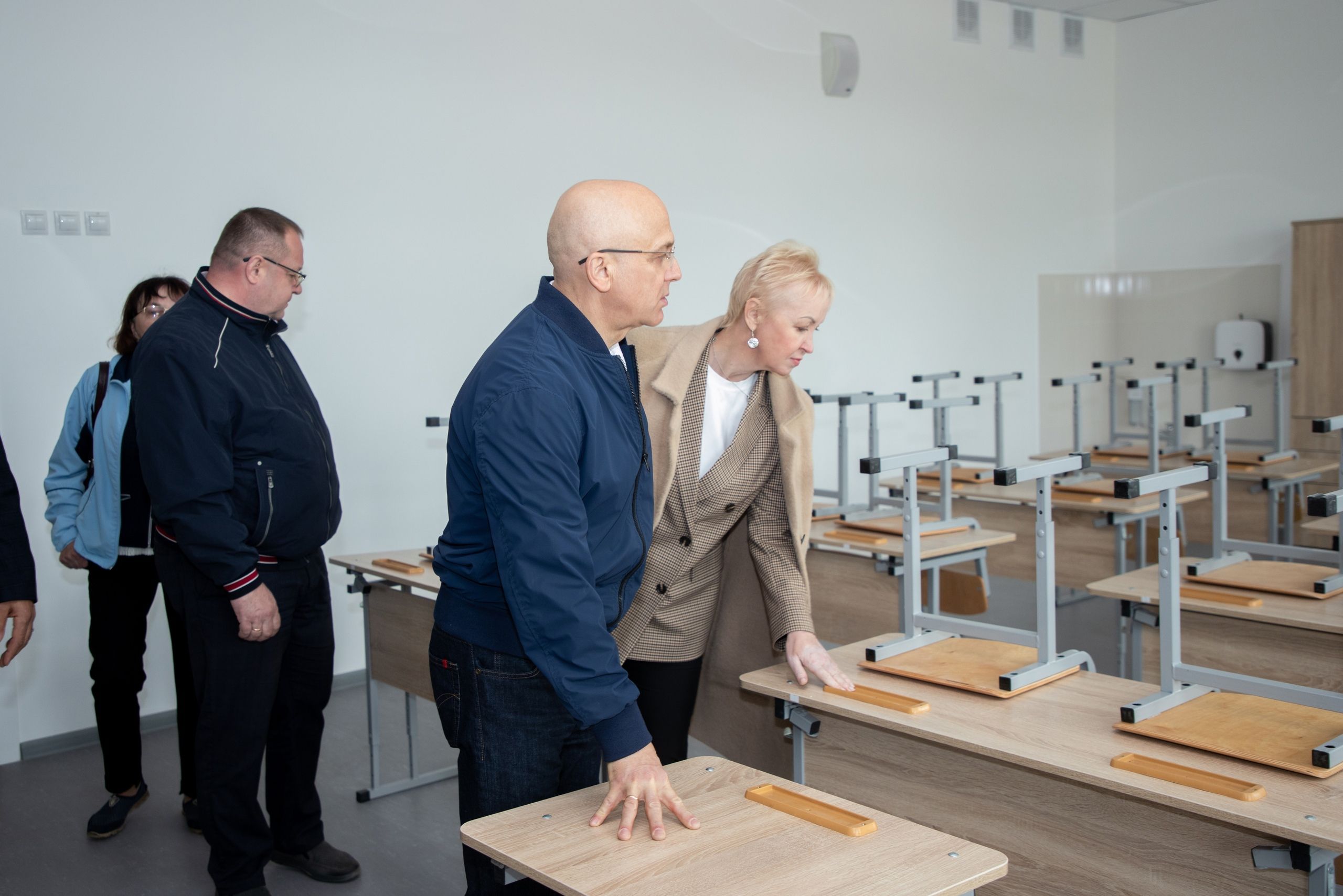 Элиссан Шандалович и Ольга Шмаеник проверили строительство новой школы в Деревянке