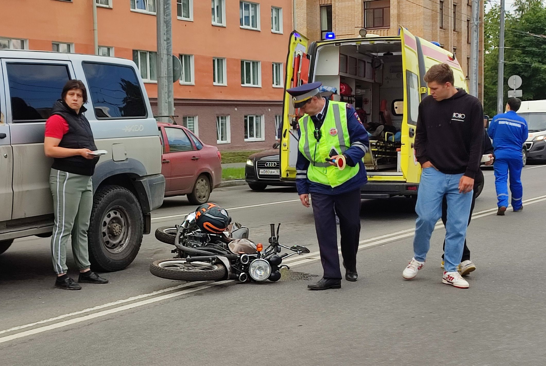 Мотоциклист врезался в УАЗ прямо около мэрии Петрозаводска
