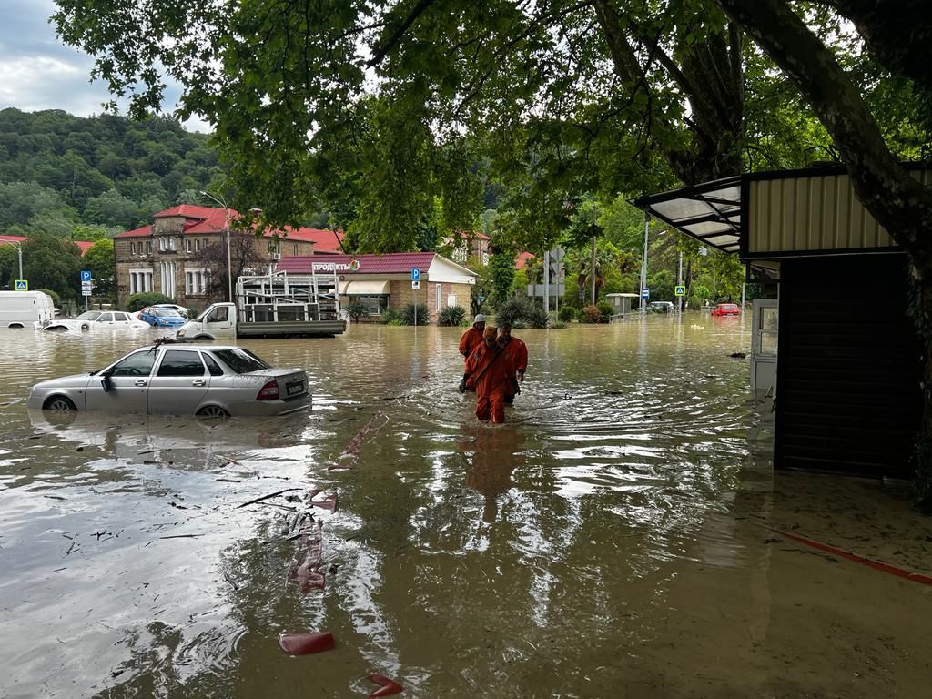 В Сочи из-за наводнения закрыли все пляжи
