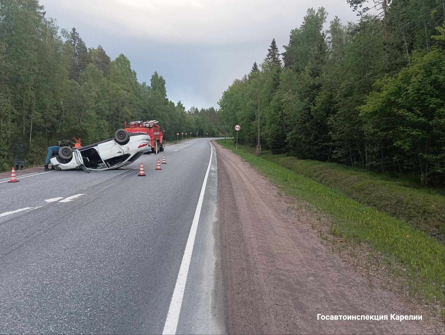 В Питкярантском районе перевернулся автомобиль с туристками из Саратова