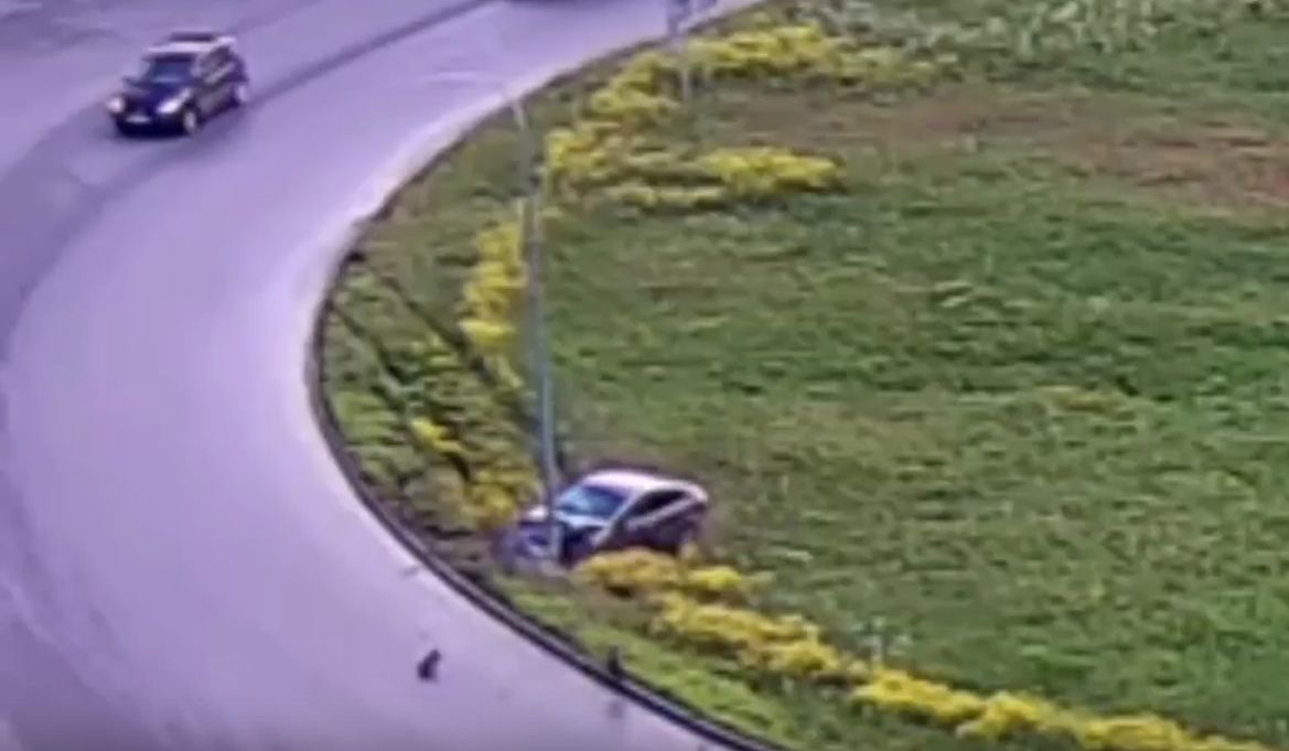 Автомобиль вылетел с Кукковского кольца и врезался в фонарь