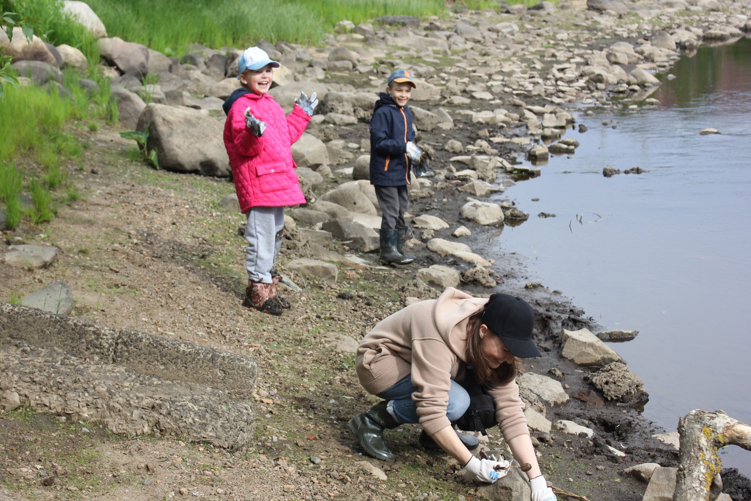 Одни мусорят, другие убирают. На субботнике возле Неглинки и Лососинки собрали более 3 тонн отходов