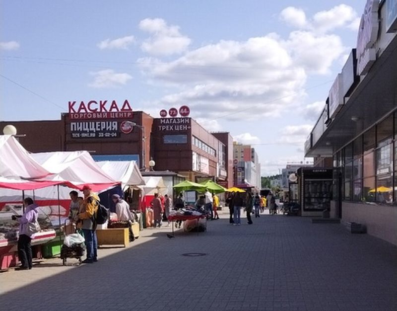 «Километровые столы с труселями, ну красота же!» Жители Древлянки возмущены «средневековыми» рынками в центре района