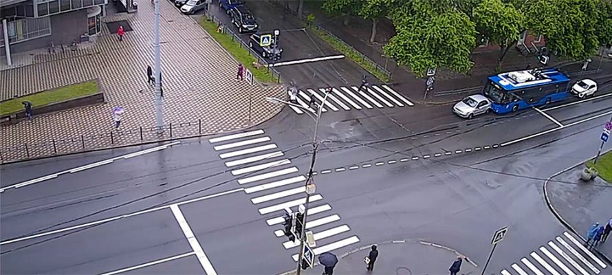 Троллейбус врезался в легковой автомобиль посреди центрального проспекта Петрозаводска