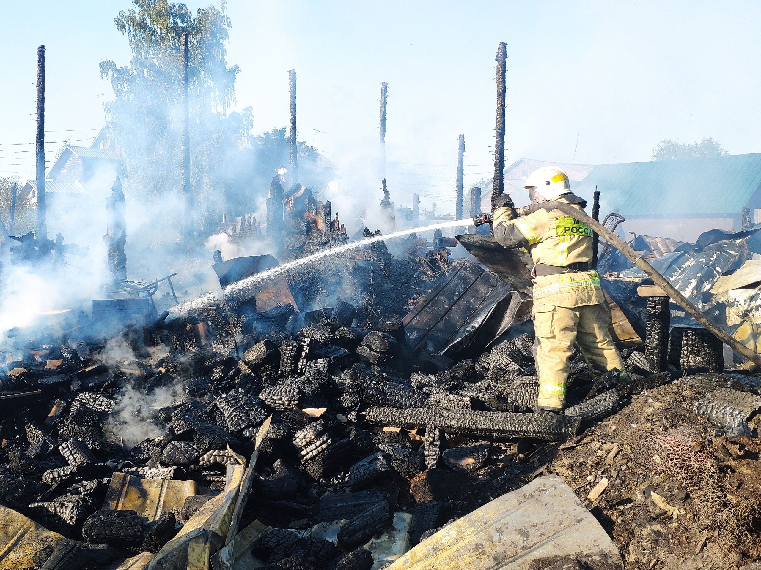 В Новой Вилге открытым пламенем горели сараи
