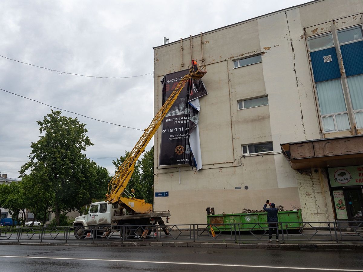 Владимир Любарский объяснил, почему в Петрозаводске висел баннер ЧВК «Вагнер»