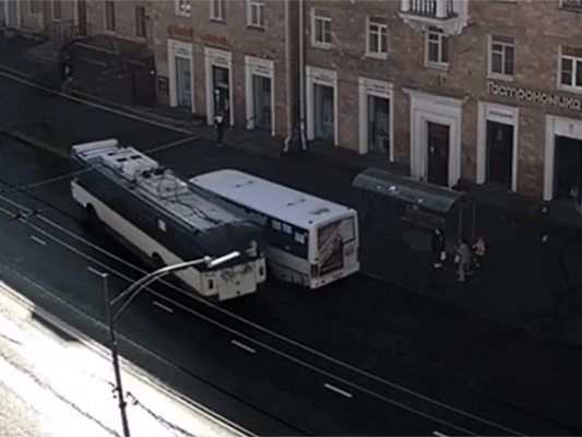 В центре Петрозаводска столкнулись троллейбус и маршрутный автобус