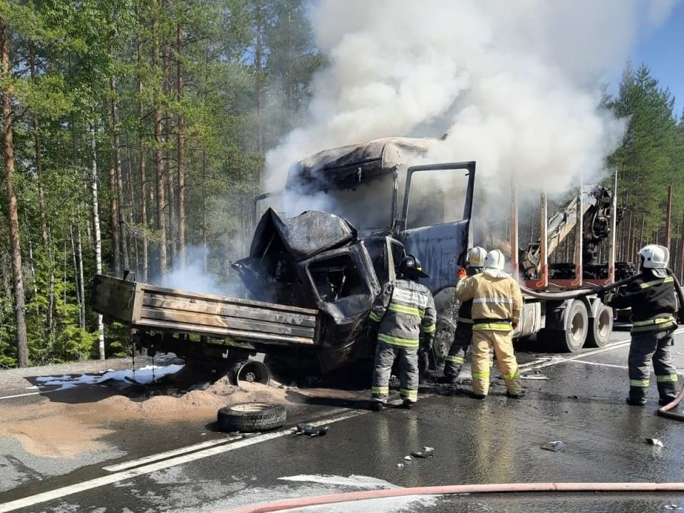 Лесовоз и «Газель» столкнулись в Пряжинском районе