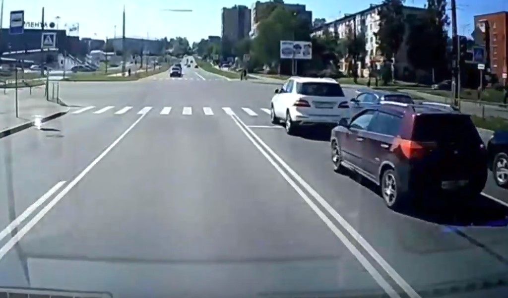 Опубликовано видео из кабины скорой, которая ехала на вызов к выпавшему из окна ребенку