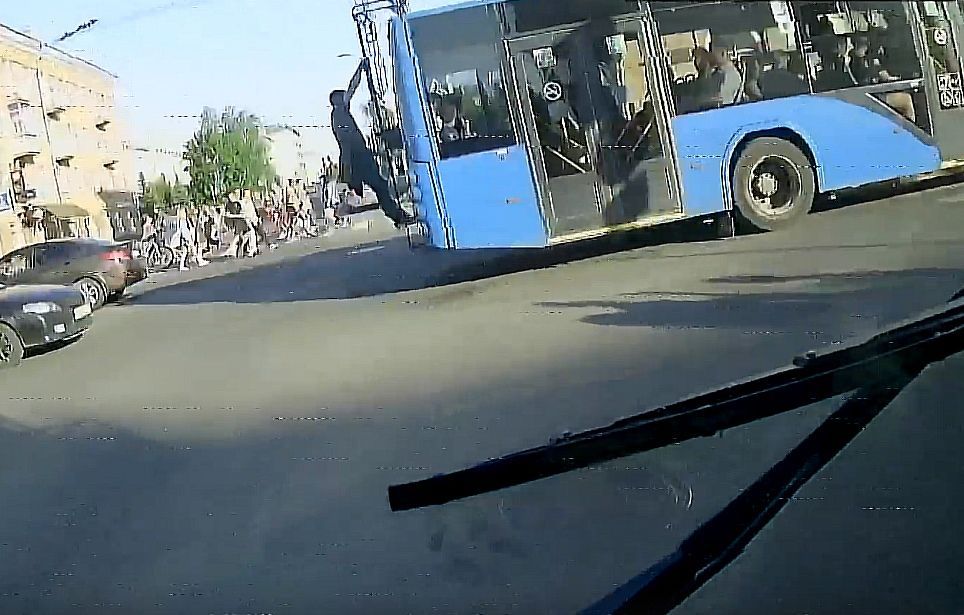 Стала известна личность «зацепера», который ударил водителя троллейбуса