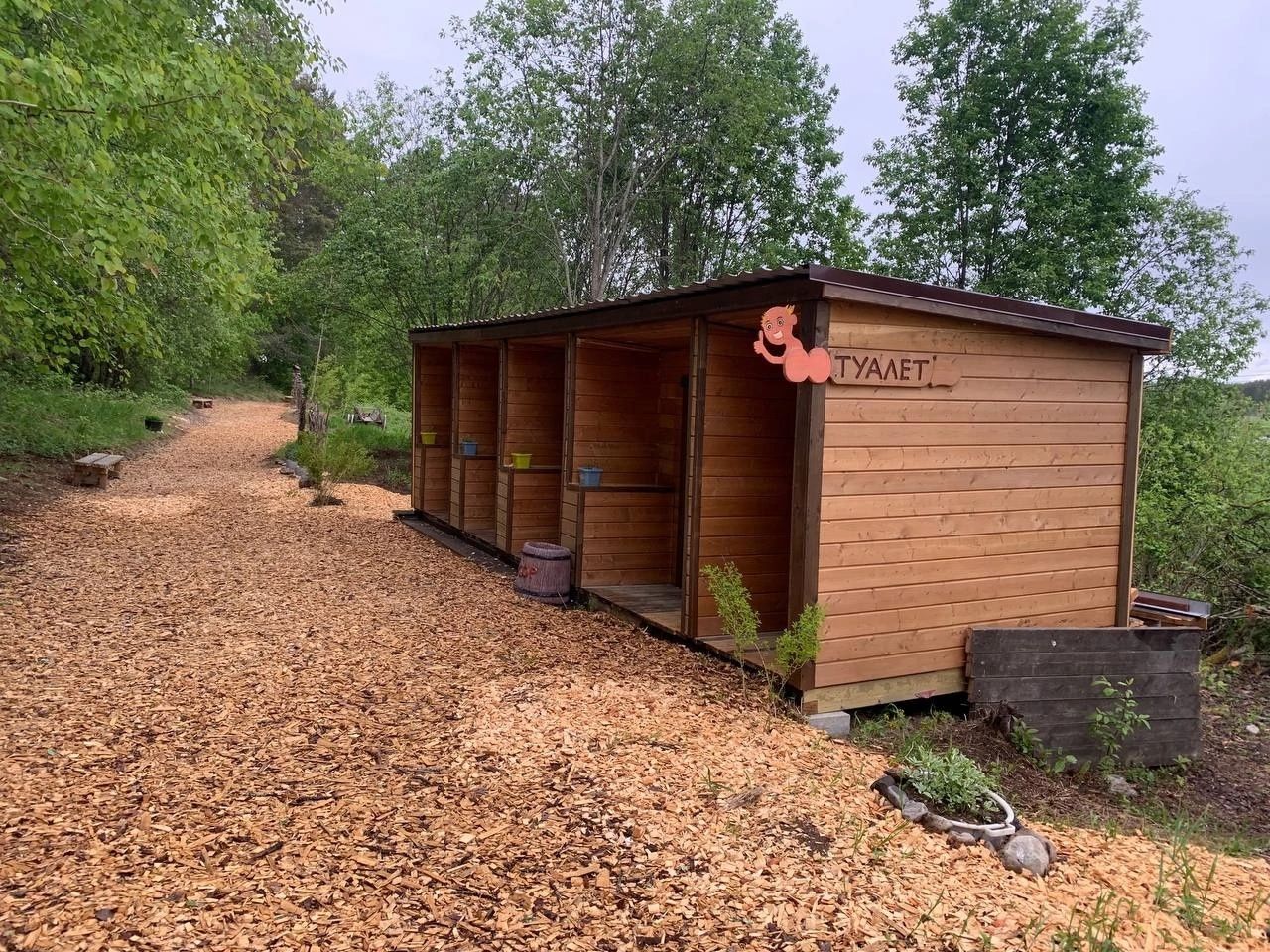 В Киндасово убрали парковку и туалеты из центра деревни после конфликта с местными жителями