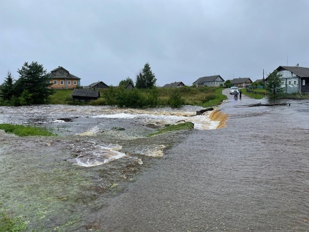 В Пудожском районе вышедшая из берегов река подтопила дома