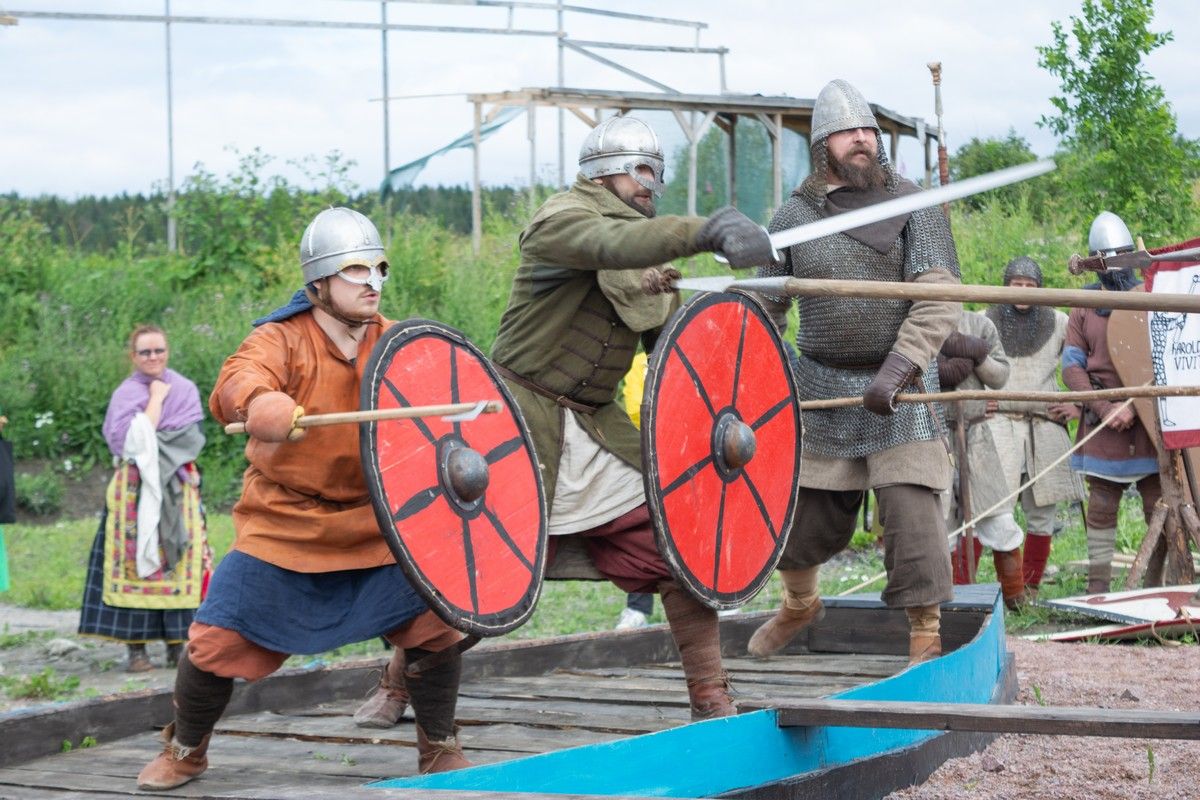 Средневековые бои и викинги: в Сортавале прошел исторический фестиваль