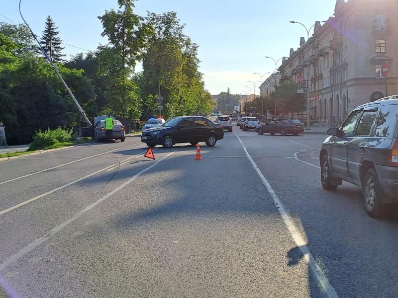 Из-за неуступчивой девушки пара пенсионеров въехала в столб