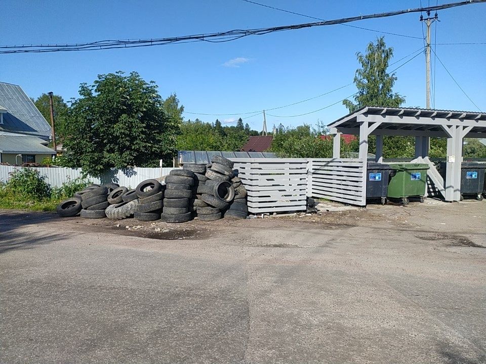 Пожарный гидрант завалили шинами в Приладожье