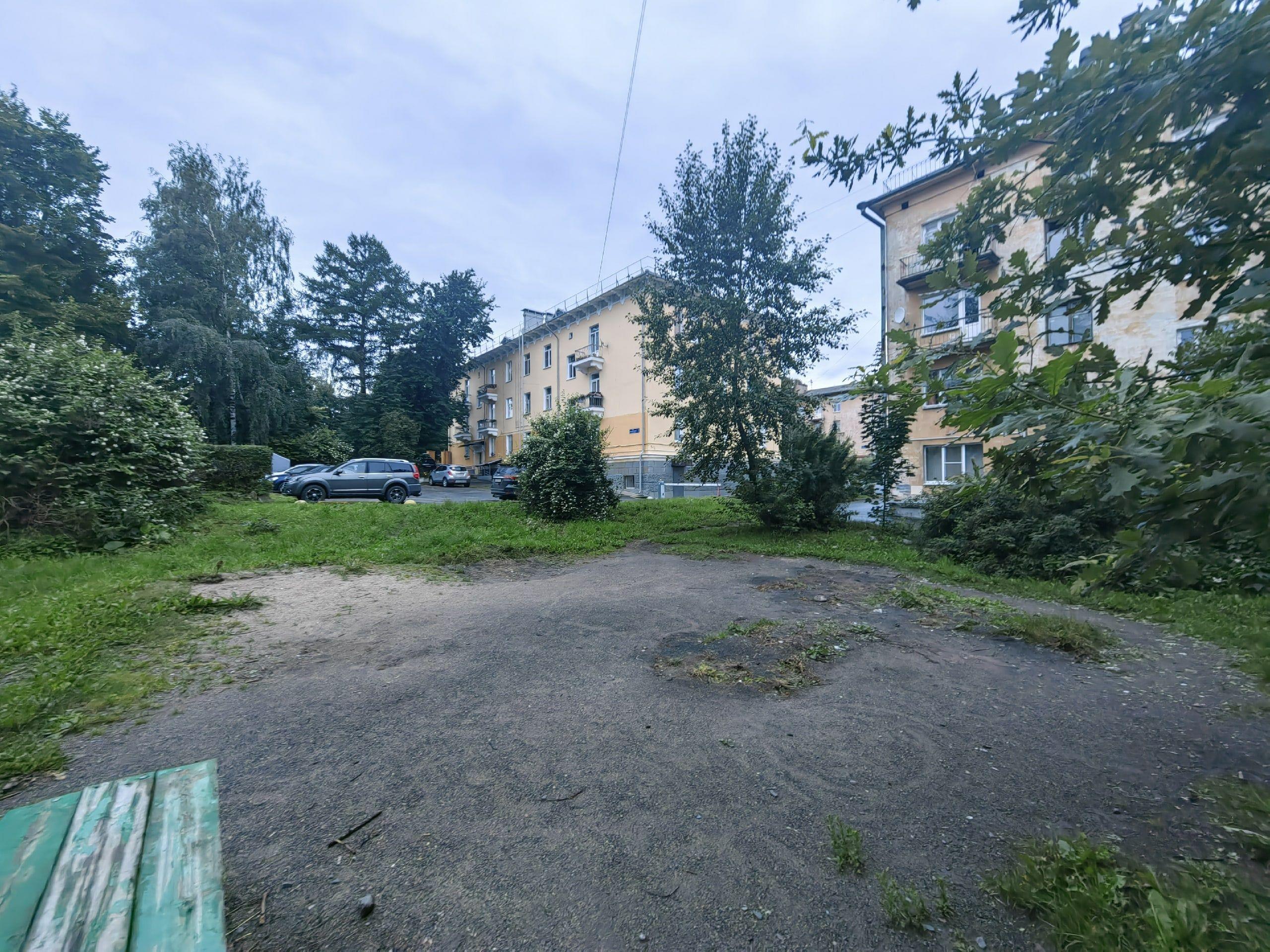 Жители одного из микрорайонов Петрозаводска возмущаются исчезновением детской площадки