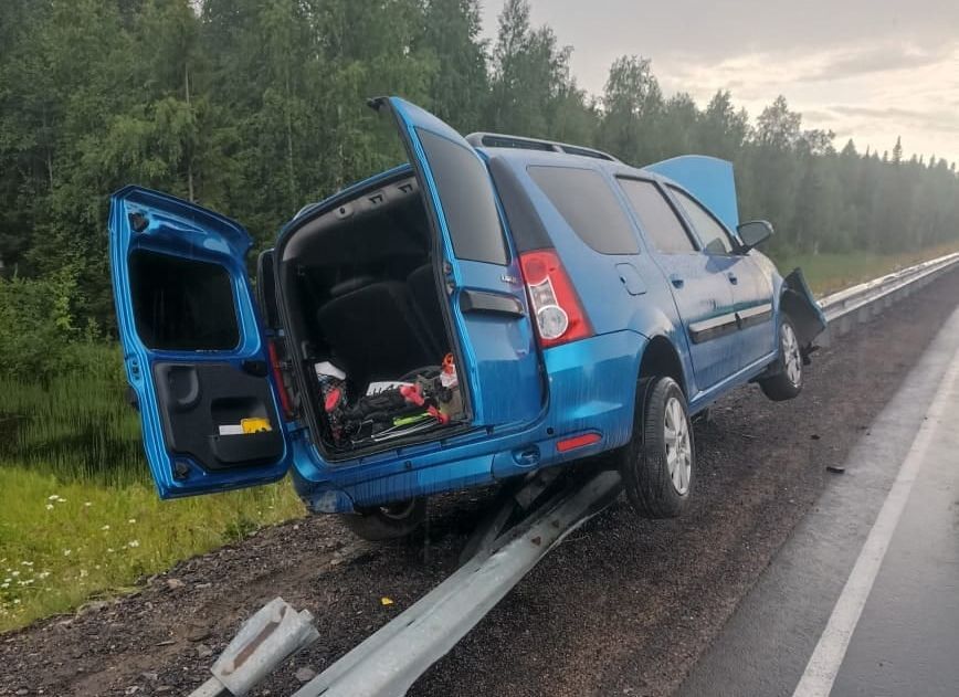 Автомобили в минувшие выходные в Карелии вылетали в кювет и на отбойник