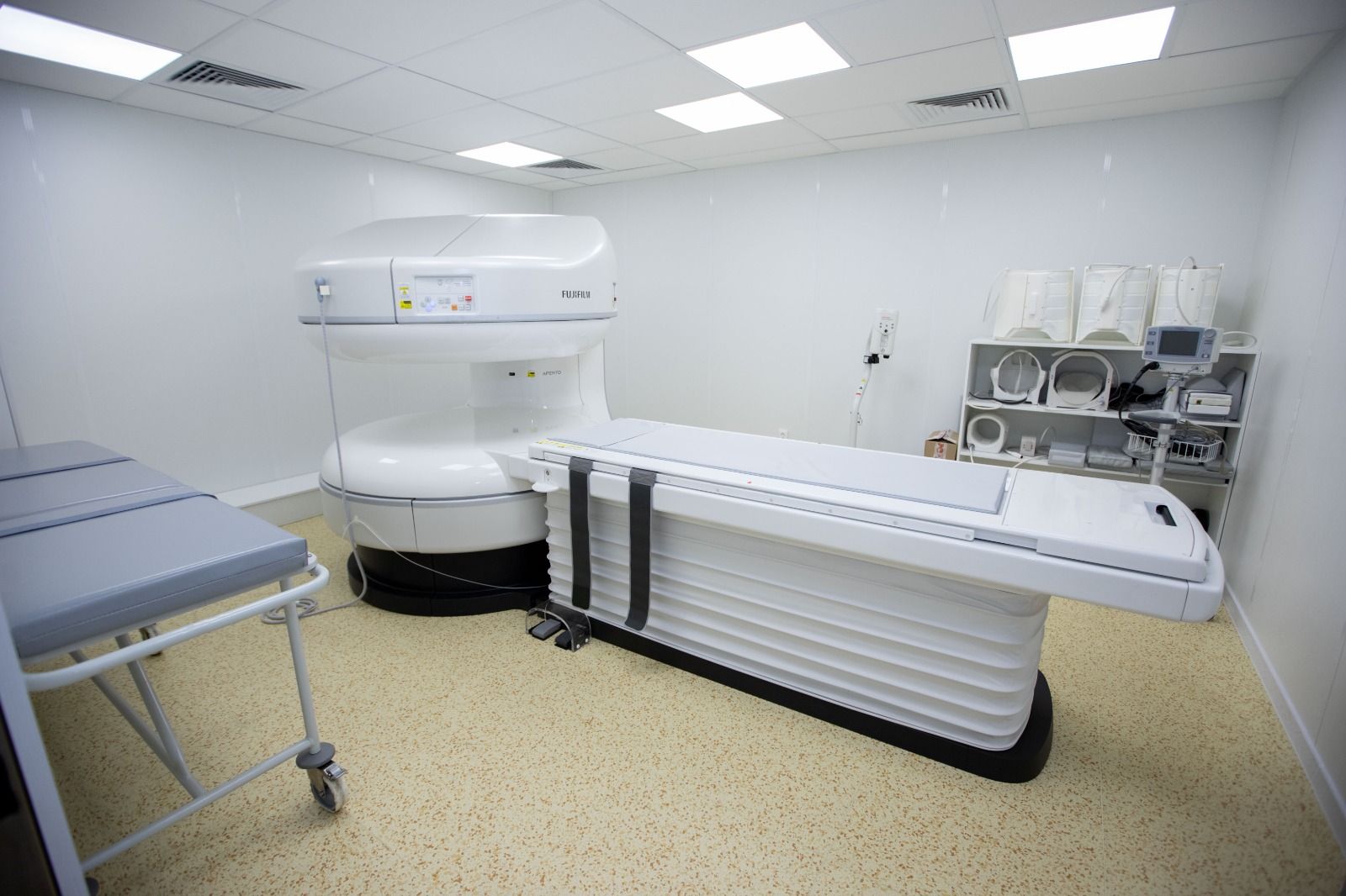 В Детской республиканской больнице установили магнитно-резонансный томограф без «трубы»