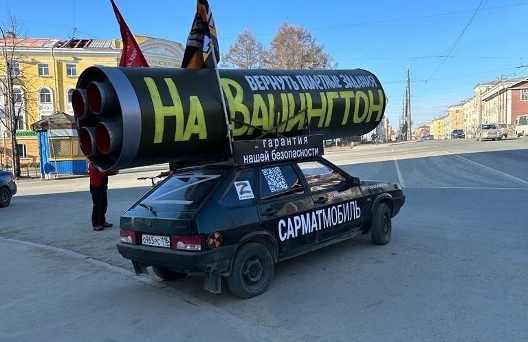 В ГИБДД объяснили, можно ли наклеивать символы спецоперации на стекла автомобилей