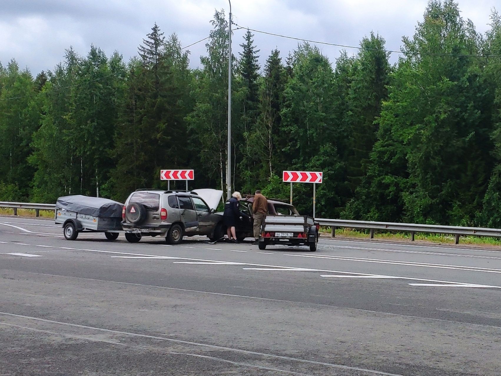 Пожилой водитель получил серьезные травмы в ДТП с участием двух автомобилей с прицепами