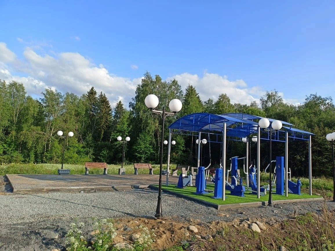 В карельском поселке обустроили спортплощадку с тренажерами