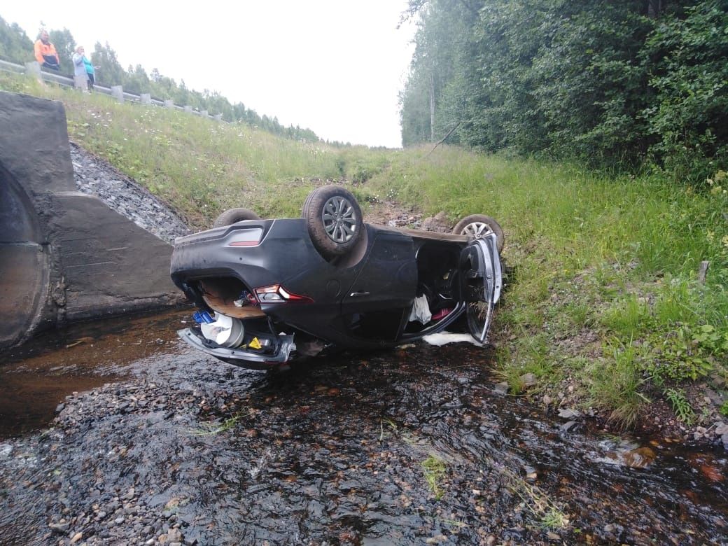В Карелии питбайк и иномарка вылетели в кювет