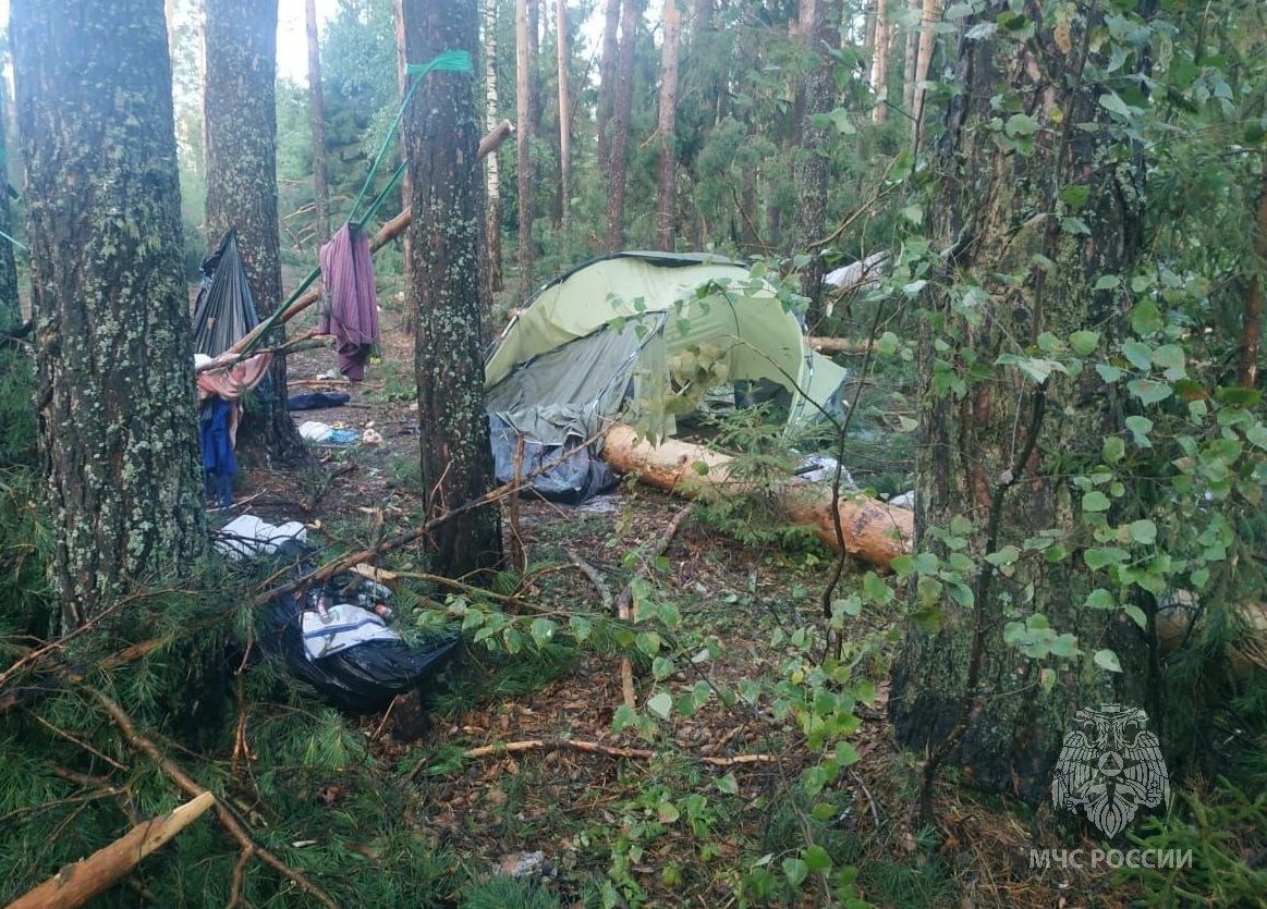 Восемь человек погибли в палаточном лагере во время шторма в одном из регионов России. Что делать, если непогода застала в походе