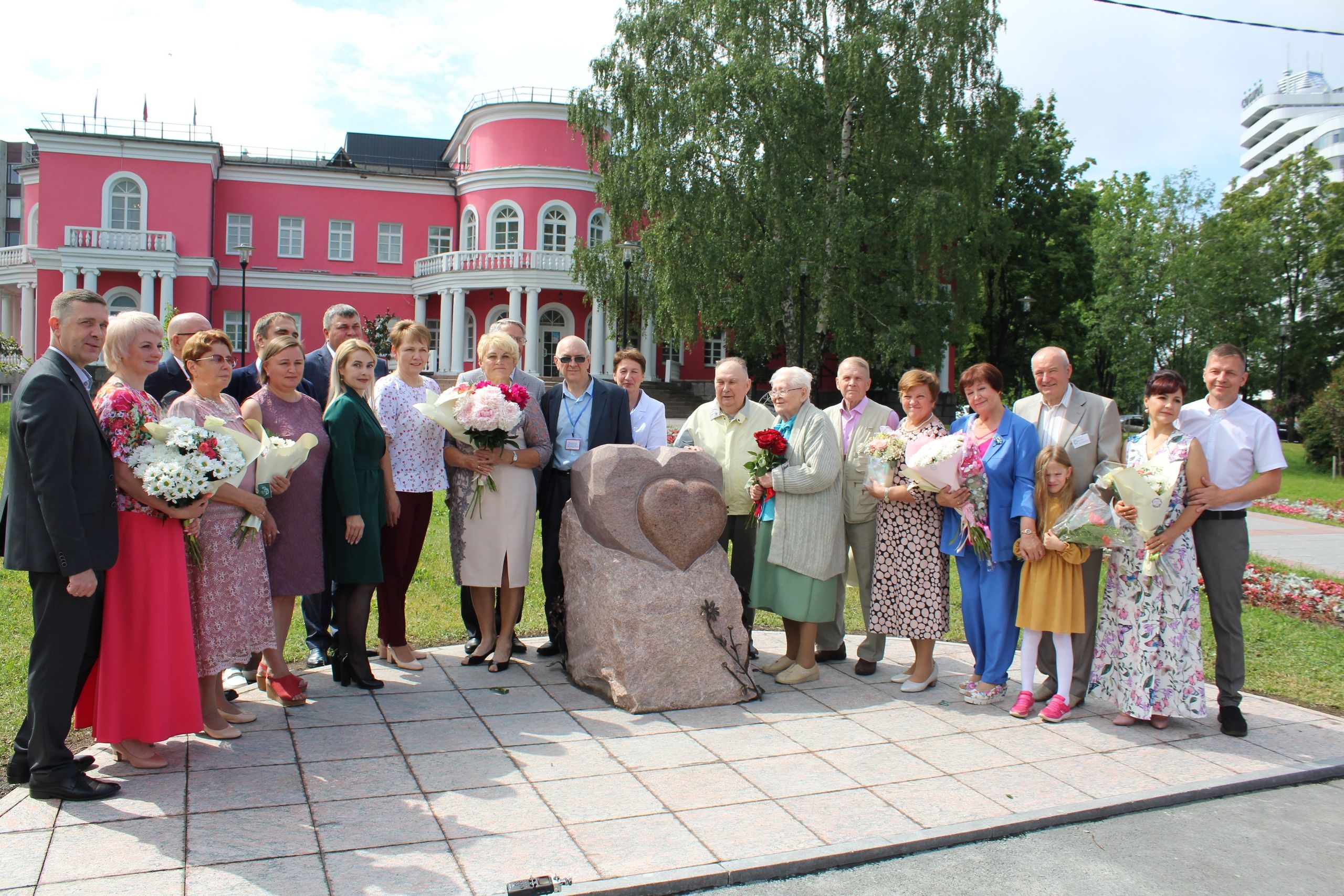 10 семейных пар петрозаводчан получили медали «За любовь и верность»