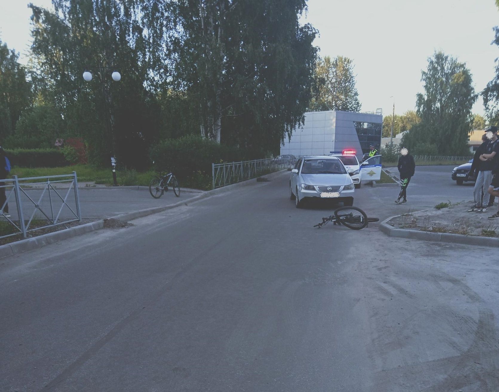 В Сегеже подросток на велосипеде попал под колеса машины