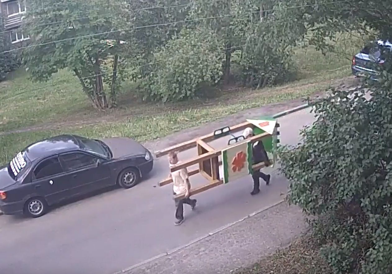 В Петрозаводске неизвестные украли игровую конструкцию для детской площадки