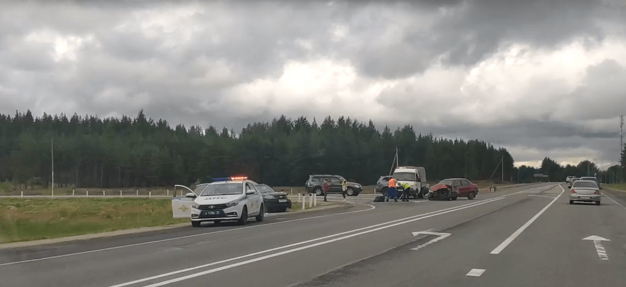 На трассе «Кола» около поворота на водопад Кивач произошло ДТП