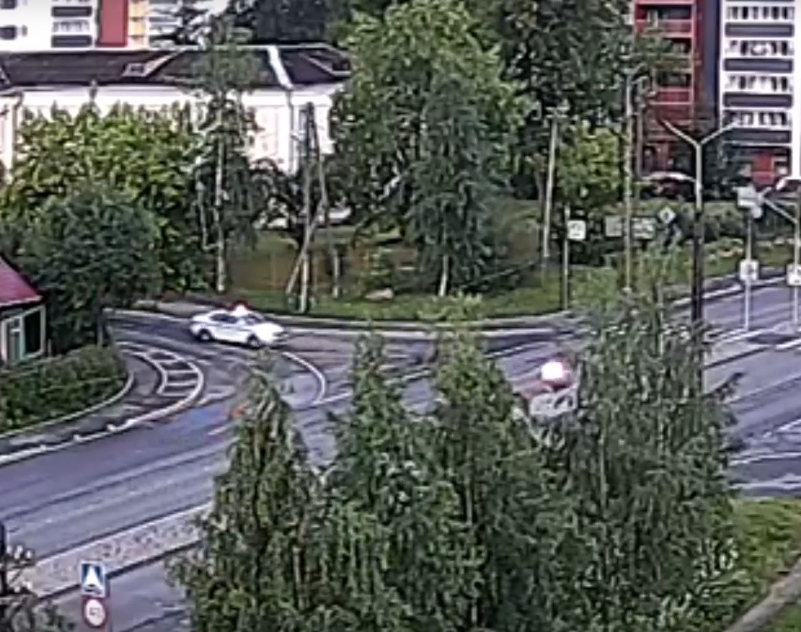 В Петрозаводске мотоциклист попытался уйти от полицейской погони и врезался в бордюр