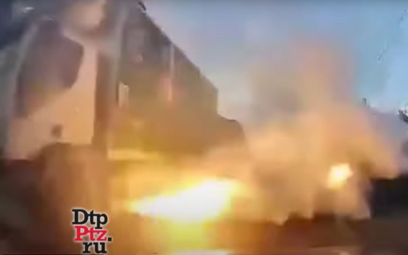 По Петрозаводску с огоньком проехал дымящийся грузовик