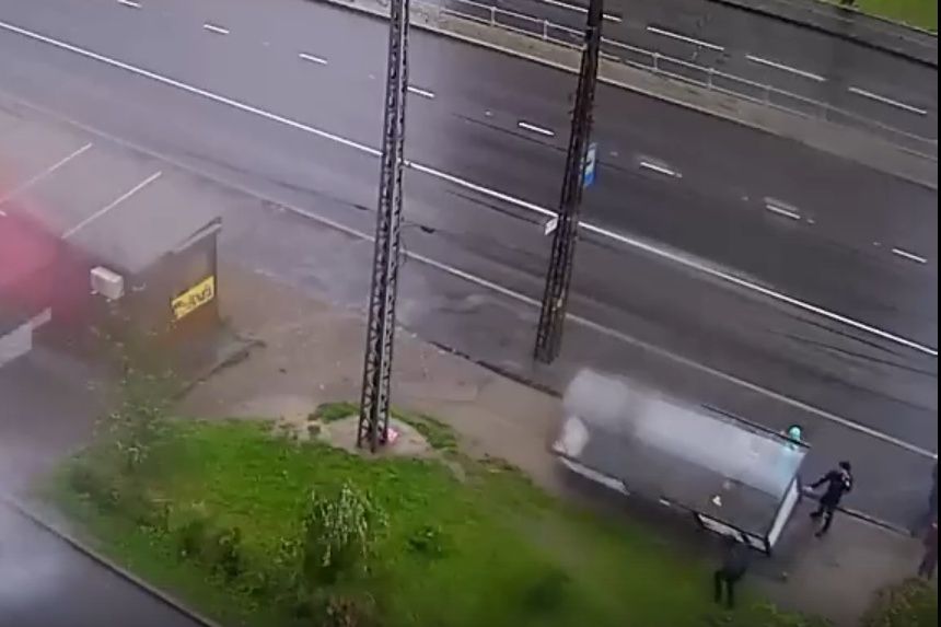 На Перевалке остановка упала рядом с людьми