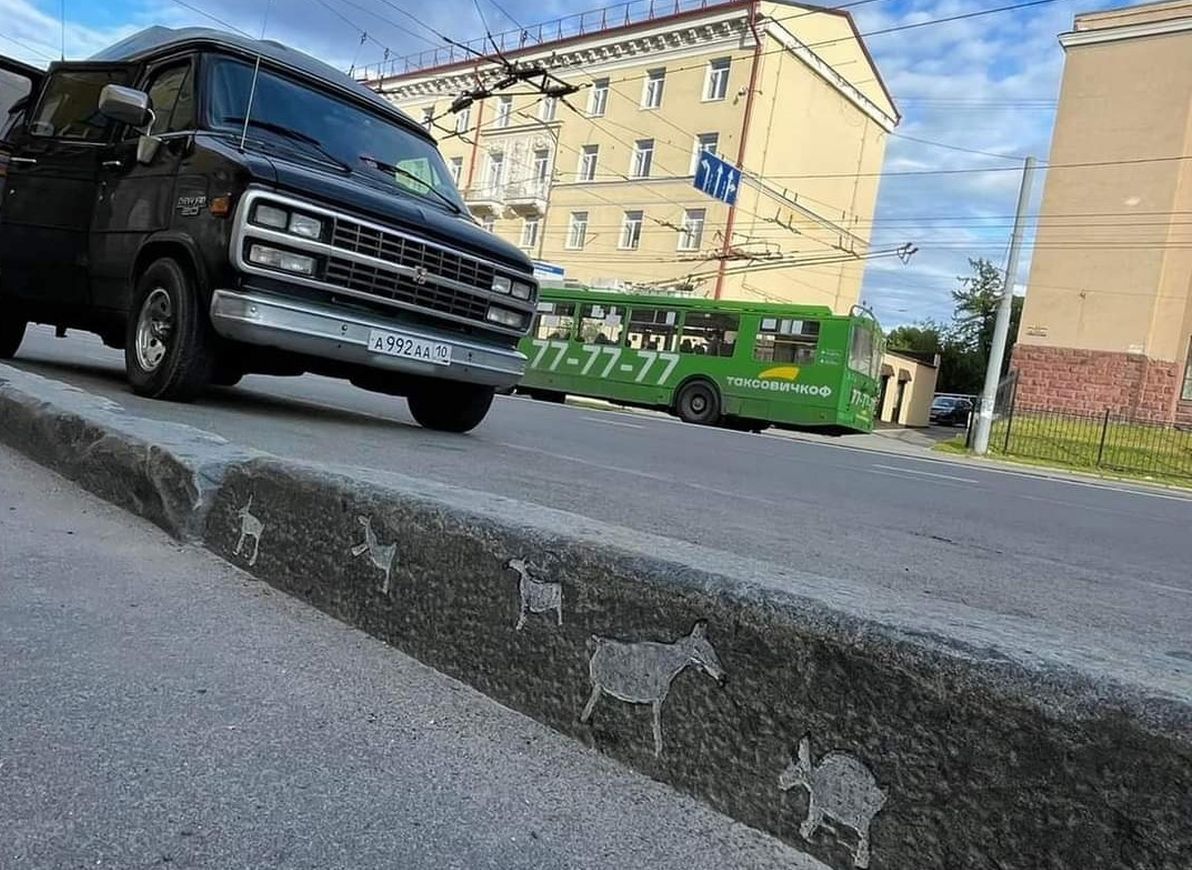 Резчик по камню Сергей Гапанович украсил бордюры в Петрозаводске