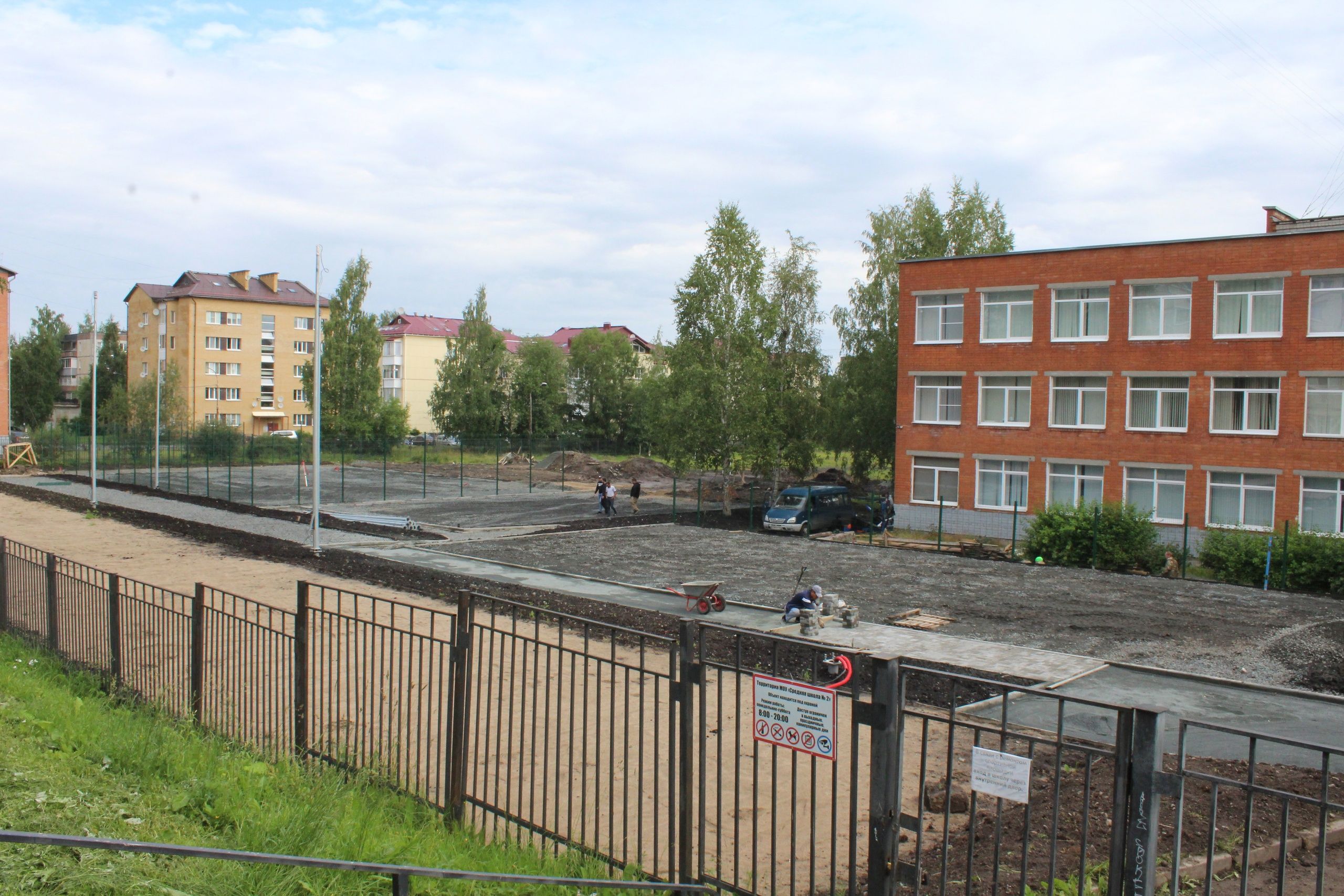 В Петрозаводске приводят в порядок стадион возле школы № 2